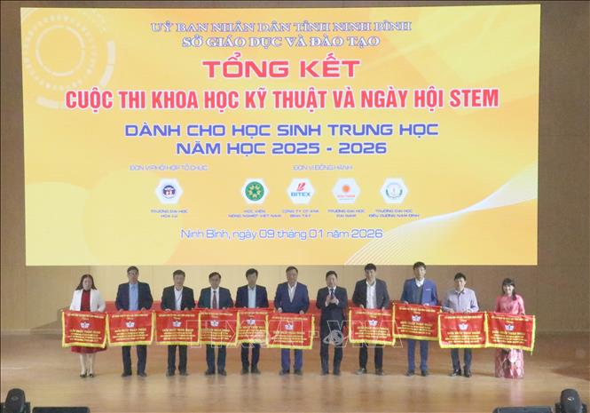 Ban Tổ chức trao Cờ Nhất cho các tập thể tham gia cuộc thi. Ảnh: Thuỳ Dung - TTXVN