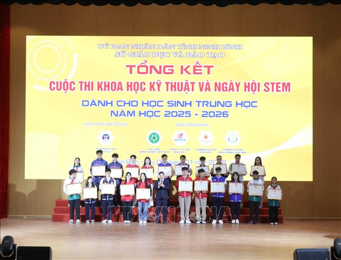 Ban Tổ chức trao Giải Nhất cho học sinh khối trung học phổ thông tham gia cuộc thi. Ảnh: Thuỳ Dung - TTXVN