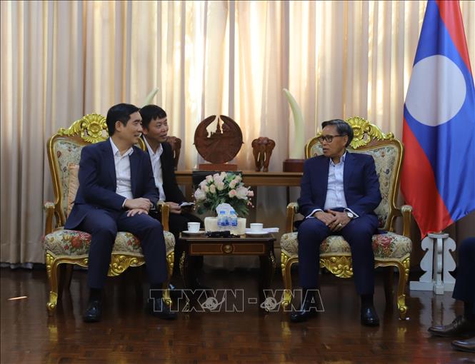 Đại sứ Phạm Việt Hùng (trái) và Đại sứ Lào tại Thái Lan Sisavath Inphachanh. Ảnh: Đỗ Sinh – PV TTXVN tại Thái Lan