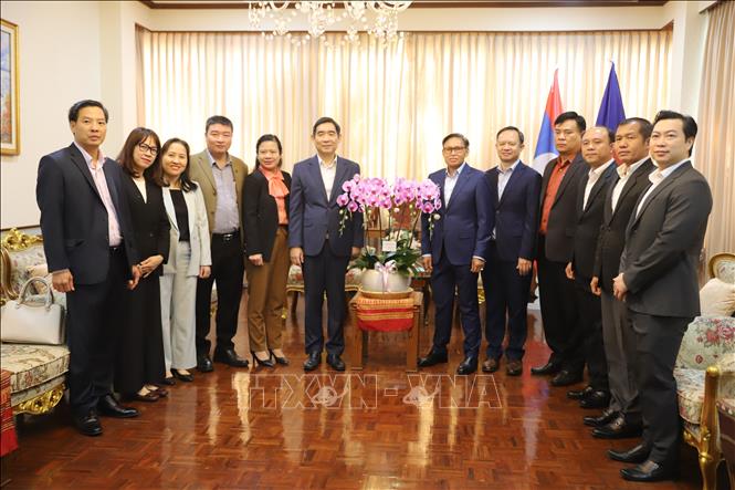 Cán bộ nhân viên hai đại sứ quán Việt Nam và Lào tại Thái Lan chụp ảnh lưu niệm. Ảnh: Đỗ Sinh – PV TTXVN tại Thái Lan