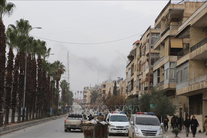 Ngày 7/1/2026, Chính phủ Syria khẳng định cam kết bảo vệ tất cả công dân trong bối cảnh giao tranh ở Aleppo giữa quân đội Syria và Lực lượng Dân chủ Syria (SDF) do người Kurd lãnh đạo đã bước sang ngày thứ tư. Bộ Quốc phòng cáo buộc SDF gài chất nổ trên đường phố và đặt bẫy mìn ở các khu phố Sheikh Maqsoud và Ashrafieh, đồng thời bắn phá các khu vực này bằng đạn cối và súng máy hạng nặng.  Ít nhất 3 dân thường, 1 binh sĩ Syria đã thiệt mạng và hàng chục người bị thương ở Aleppo kể từ khi giao tranh bùng phát ngày 6/1. Ảnh: Lực lượng an ninh Syria tuần tra trên đường phố Aleppo. THX/TTXVN 