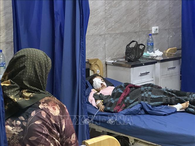 Ngày 7/1/2026, Chính phủ Syria khẳng định cam kết bảo vệ tất cả công dân trong bối cảnh giao tranh ở Aleppo giữa quân đội Syria và Lực lượng Dân chủ Syria (SDF) do người Kurd lãnh đạo đã bước sang ngày thứ tư. Bộ Quốc phòng cáo buộc SDF gài chất nổ trên đường phố và đặt bẫy mìn ở các khu phố Sheikh Maqsoud và Ashrafieh, đồng thời bắn phá các khu vực này bằng đạn cối và súng máy hạng nặng.  Ít nhất 3 dân thường, 1 binh sĩ Syria đã thiệt mạng và hàng chục người bị thương ở Aleppo kể từ khi giao tranh bùng phát ngày 6/1. Ảnh: Một em nhỏ bị thương trong xung đột được điều trị tại bệnh viện ở Aleppo ngày 6/1. THX/TTXVN 