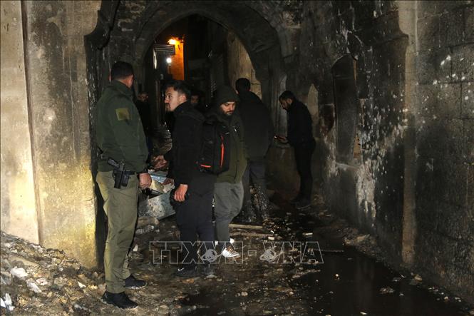 Ngày 7/1/2026, Chính phủ Syria khẳng định cam kết bảo vệ tất cả công dân trong bối cảnh giao tranh ở Aleppo giữa quân đội Syria và Lực lượng Dân chủ Syria (SDF) do người Kurd lãnh đạo đã bước sang ngày thứ tư. Bộ Quốc phòng cáo buộc SDF gài chất nổ trên đường phố và đặt bẫy mìn ở các khu phố Sheikh Maqsoud và Ashrafieh, đồng thời bắn phá các khu vực này bằng đạn cối và súng máy hạng nặng.  Ít nhất 3 dân thường, 1 binh sĩ Syria đã thiệt mạng và hàng chục người bị thương ở Aleppo kể từ khi giao tranh bùng phát ngày 6/1. Ảnh: Hiện trường một vụ đánh bom ở thành phố Aleppo ngày 1/1. THX/TTXVN 