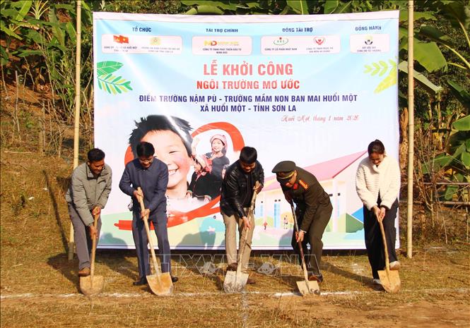 Các đại biểu thực hiện nghi thức động thổ, khởi công công trình. Ảnh: TTXVN phát