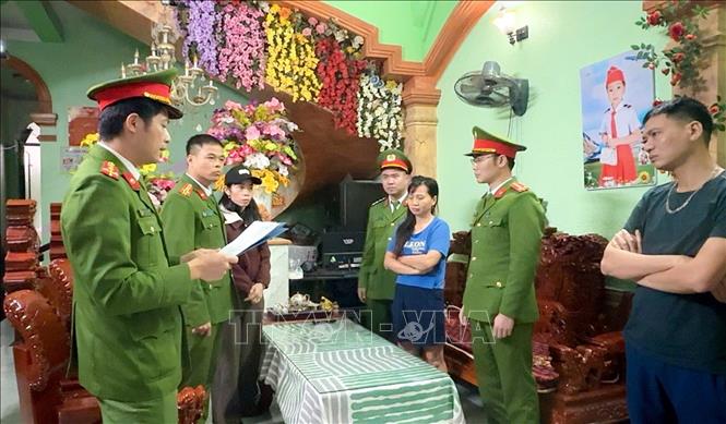 Công an tỉnh Lai Châu thi hành Lệnh bắt bị can để tạm giam đối với Nguyễn Thị Nga. Ảnh: TTXVN phát