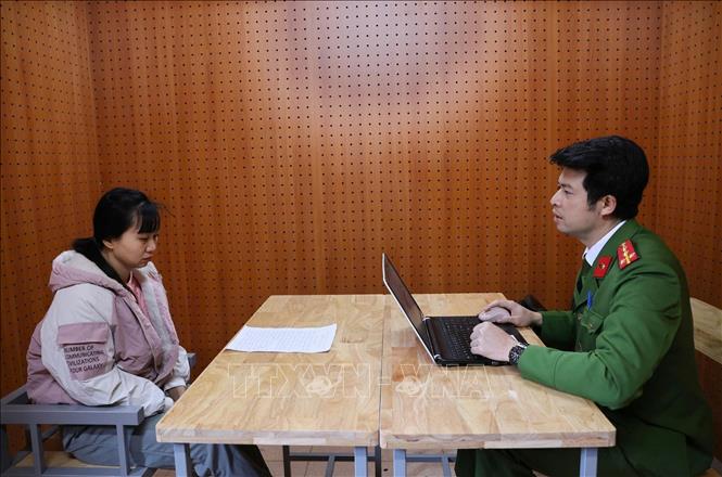 Cơ quan Cảnh sát điều tra tiến hành hỏi cung bị can Nguyễn Thị Nga. Ảnh: TTXVN phát