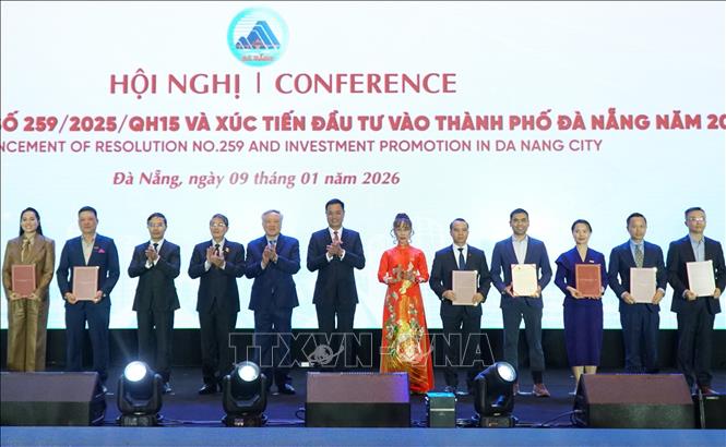 Trao Giấy chứng nhận thành viên Trung tâm tài chính quốc tế Việt Nam tại thành phố Đà Nẵng. Ảnh: Quốc Dũng - TTXVN