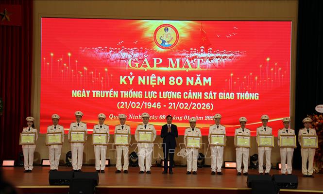 Các tập thể, cá nhân nhận Bằng khen của UBND tỉnh Quảng Ninh. Ảnh: Đức Hiếu - TTXVN