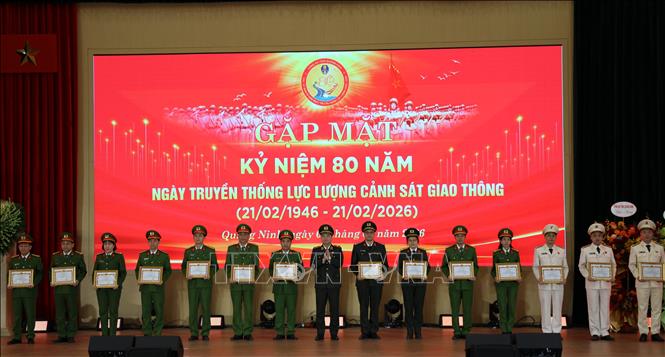 Các tập thể, cá nhân nhận khen thưởng của Công an tỉnh Quảng Ninh. Ảnh: Đức Hiếu - TTXVN