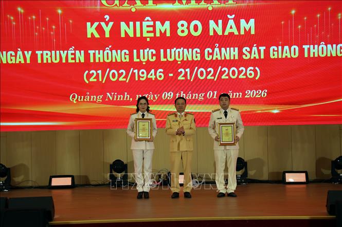 Các tập thể, cá nhân nhận Bằng khen trong phong trào thi đua yêu nước. Ảnh: Đức Hiếu - TTXVN