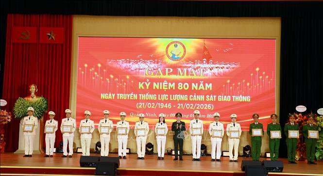 Các tập thể, cá nhân nhận khen thưởng của Công an tỉnh Quảng Ninh. Ảnh: Đức Hiếu - TTXVN