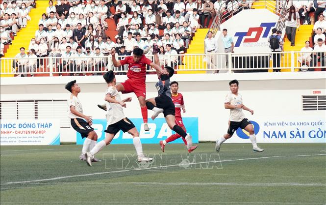 Trận thi đấu giữa Trường Đại học Tôn Đức Thắng (áo đỏ) và Trường Đại học Ngân hàng Thành phố Hồ Chí Minh với kết quả chung cuộc 6-0 nghiêng về Trường Đại học Tôn Đức Thắng. Ảnh: Trung Tuyến – TTXVN