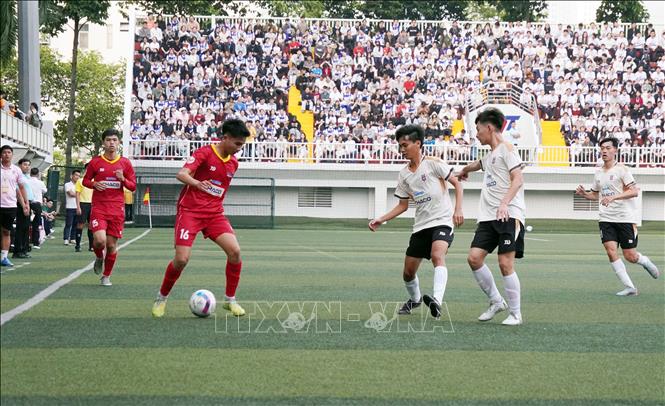 Trận thi đấu giữa Trường Đại học Tôn Đức Thắng (áo đỏ) và Trường Đại học Ngân hàng Thành phố Hồ Chí Minh với kết quả chung cuộc 6-0 nghiêng về Trường Đại học Tôn Đức Thắng. Ảnh: Trung Tuyến – TTXVN