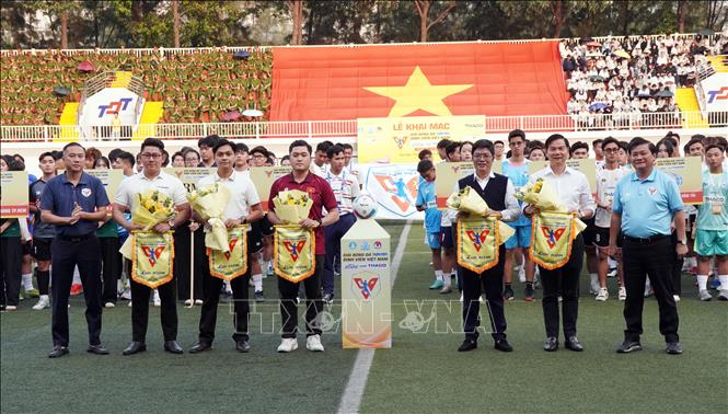 Ban Tổ chức tặng hoa và cờ lưu niệm tới các đơn vị đồng hành cùng Giải bóng đá Thanh niên Sinh viên Việt Nam năm 2026. Ảnh: Trung Tuyến – TTXVN