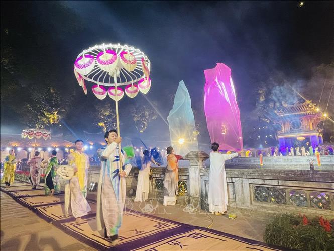 Tiết mục trình diễn chào mừng kỷ niệm 950 năm thành lập Quốc Tử Giám. Ảnh: Tuyết Mai - TTXVN