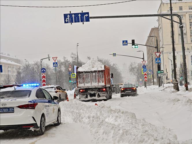 Các lực lượng chức năng phối hợp để giữ cho những tuyến đường chính hoạt động. Ảnh: Tâm Hằng-Phóng viên TTXVN tại LB Nga

