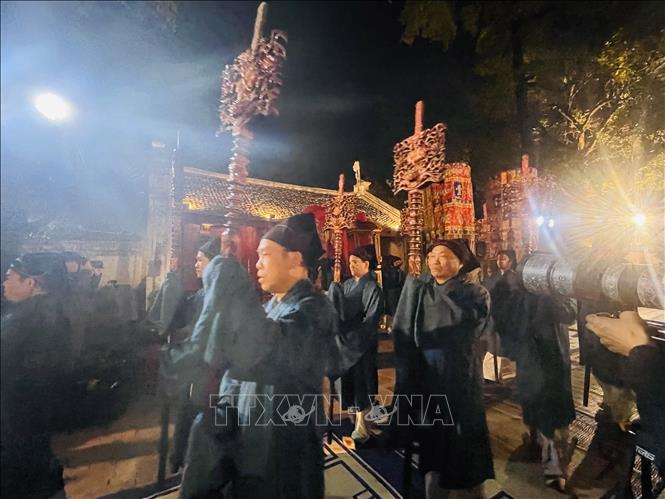 Lễ rước với 50 thầy đồ đến từ Nhân Mỹ học đường. Ảnh: Tuyết Mai - TTXVN 