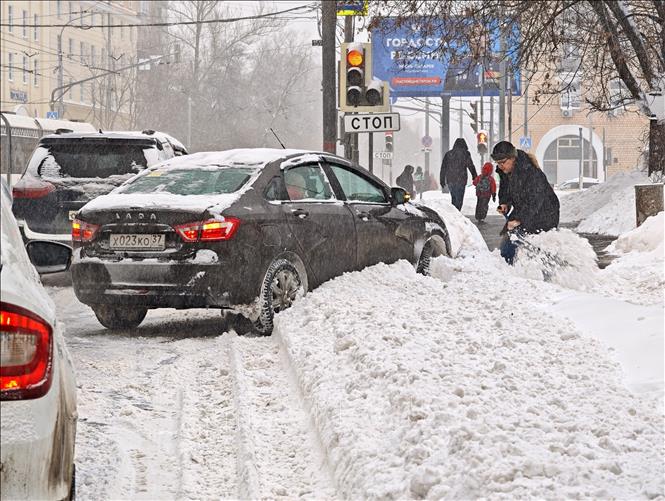 Người dân tự đào tuyết giải cứu xe. Ảnh: Tâm Hằng-Phóng viên TTXVN tại LB Nga
