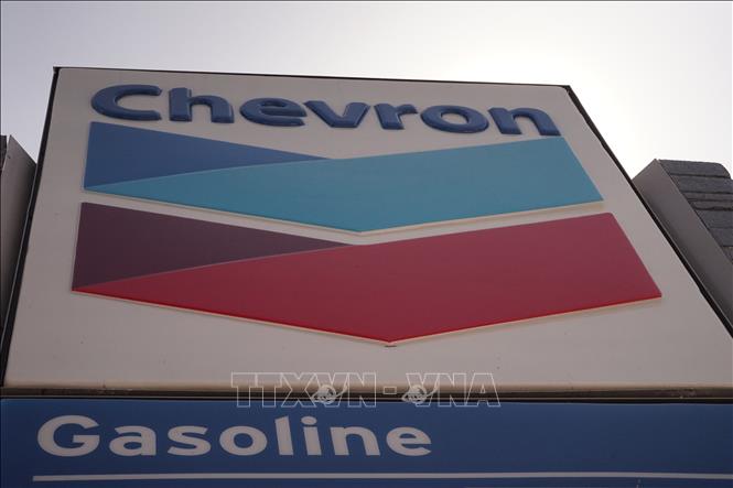 Biểu tượng công ty dầu khí Chevron tại một trạm xăng ở California, Mỹ. Ảnh: THX/TTXVN