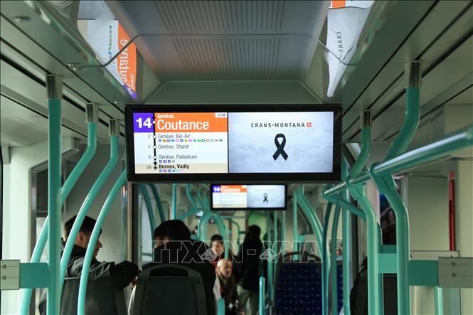 Tấm bảng điện tử đăng hình về Crans-Montana trong ngày cả nước Thụy Sĩ tưởng niệm nạn nhân trong vụ cháy. Ảnh: Anh Hiển - PV TTXVN tại Thụy Sĩ 