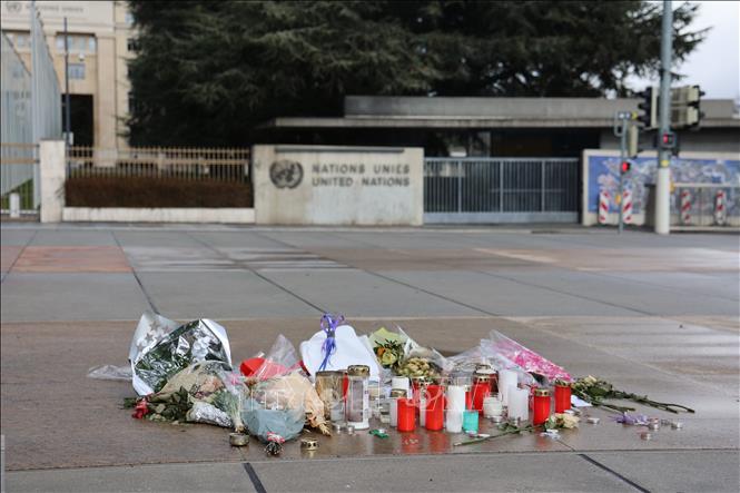 Người dân đặt nến và hoa tại một điểm tưởng niệm ngay trước trụ sở của LHQ ở thành phố Geneva. Ảnh: Anh Hiển - PV TTXVN tại Thụy Sĩ 