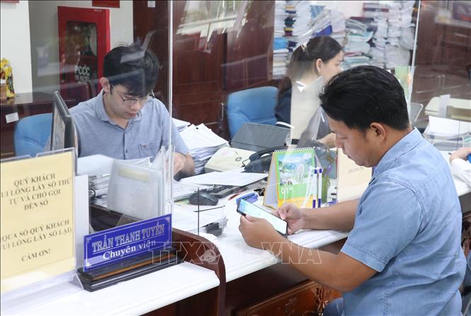 Có đến 98,37% đánh giá hài lòng về chất lượng phục vụ tại Trung tâm Phục vụ hành chính công tỉnh Tây Ninh. Ảnh: Bùi Giang – TTXVN 