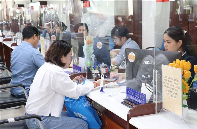 Người dân và doanh nghiệp đến nộp hồ sơ tại Trung tâm Phục vụ hành chính công tỉnh Tây Ninh được tiếp đón, hướng dẫn tận tình. Ảnh: Bùi Giang – TTXVN 