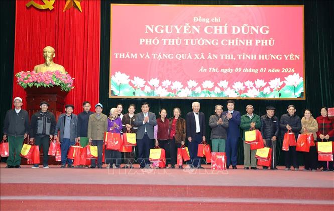 Phó Thủ tướng Nguyễn Chí Dũng trao quà cho các gia đình chính sách, người có công và hộ nghèo, hộ cận nghèo tại xã Ân Thi. Ảnh: Thế Duyệt – TTXVN