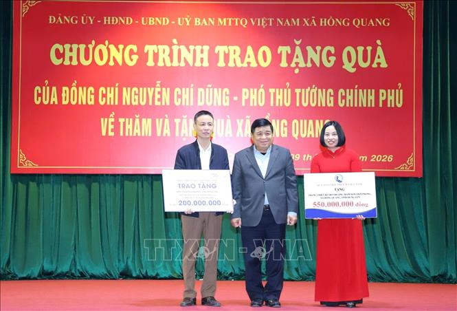Phó Thủ tướng Nguyễn Chí Dũng trao quà cho Trạm Y tế xã Ân Thi và xã Hồng Quang. Ảnh: Thế Duyệt – TTXVN