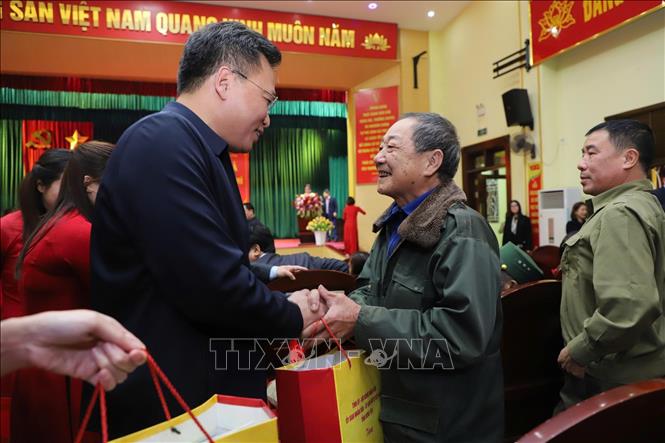 Bí thư Tỉnh ủy Hưng Yên Nguyễn Hữu Nghĩa trao quà cho người có công xã Hồng Quang. Ảnh: Thế Duyệt – TTXVN