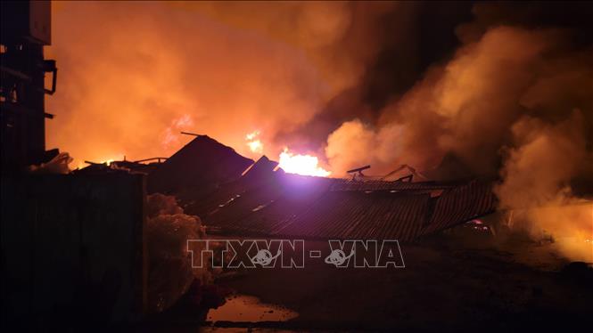 Có nhà xưởng đã bị thiêu rụi và sập đổ. Ảnh: Mạnh Khánh-TTXVN