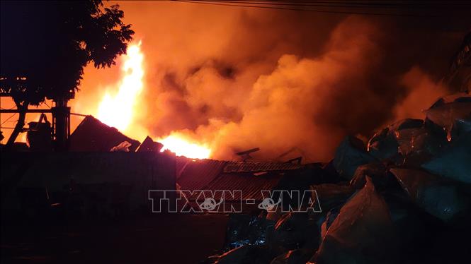 Ngọn lửa bùng lên dữ dội. Ảnh: Mạnh Khánh - TTXVN