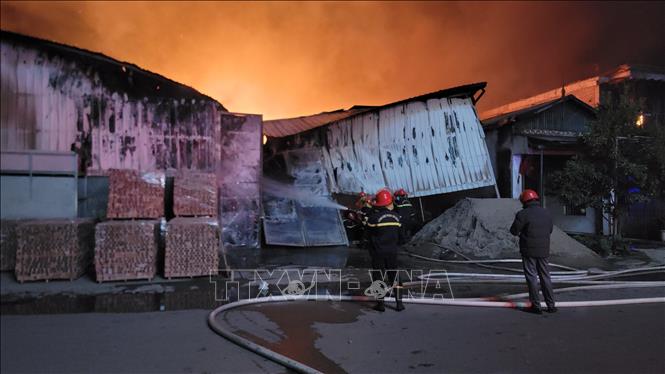 Lực lượng chức năng đang tích cực triển khai các phương án dập lửa, chống cháy lan. Ảnh: Mạnh Khánh-TTXVN