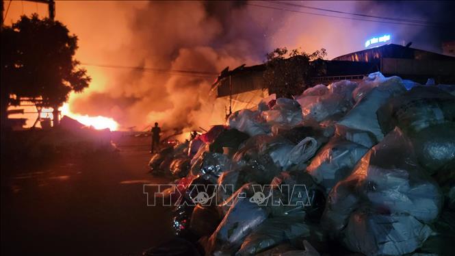 Xung quang đám cháy có chứa nhiều nilong, gỗ và chất dễ cháy khác. Ảnh: Mạnh Khánh-TTXVN