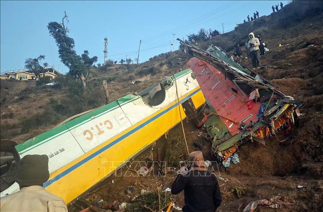 Hiện trường vụ xe khách rơi xuống vực ở huyện Sirmaur, bang Himachal Pradesh, miền Bắc Ấn Độ ngày 9/1/2026. Ảnh: ANI/TTXVN