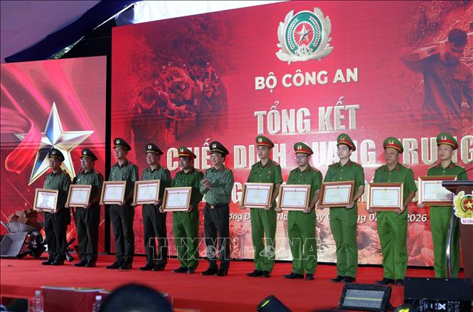 Outstanding individuals and collectives during the Quang Trung Campaign are honoured. VNA Photo: Trần Lê Lâm 