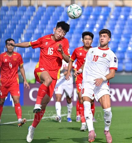 Các cầu thủ U23 Việt Nam thi đấu xuất sắc trong H2 để thắng U23 Kyrgyzstan 2-1, là đội đầu tiên giành quyền vào tứ kết. Ảnh: Nguồn AFC/TTXVN phát