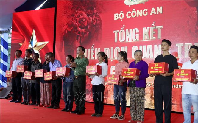 The Ministry of Public Security presents gifts to disadvantaged families. VNA Photo: Trần Lê Lâm 