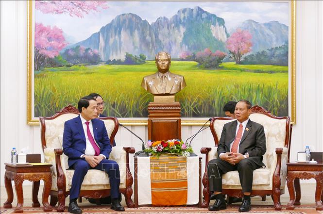 Đại tướng Vilay Lakhamfong, Ủy viên Bộ Chính trị, Thường trực Ban Bí thư (phải) tiếp Thượng tướng Lê Quốc Hùng, Ủy viên Trung ương Đảng, Thứ trưởng Bộ Công an Việt Nam sang chúc mừng. Ảnh: Xuân Tú - PV TTXVN tại Lào