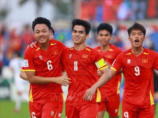 Vietnamese players celebrate the opening goal scored by midfielder Khuat Van Quang (11). VNA/Photo by courtesy