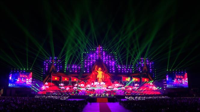 Sân khấu được thiết kế quy mô lớn với các lớp màn hình LED đa chiều, kết hợp cùng công nghệ 3D Mapping tân tiến. Ảnh: TTXVN phát