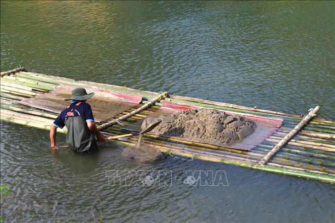 Người dân xã Quế Phong (Nghệ An) khai thác cát trái phép trên lòng suối. Ảnh: Xuân Tiến - TTXVN 