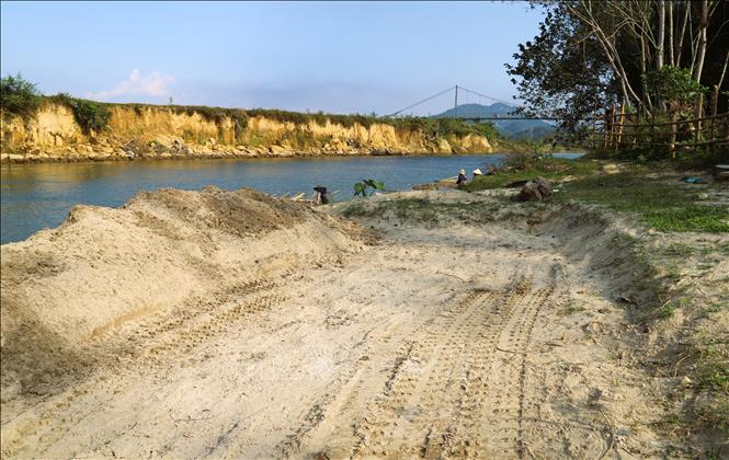 Cát được tập kết tại một điểm khai thác “chui” trên dòng suối, gần cầu treo dân sinh Mường Nọc (xã Quế Phong, tỉnh Nghệ An). Ảnh: Xuân Tiến - TTXVN 