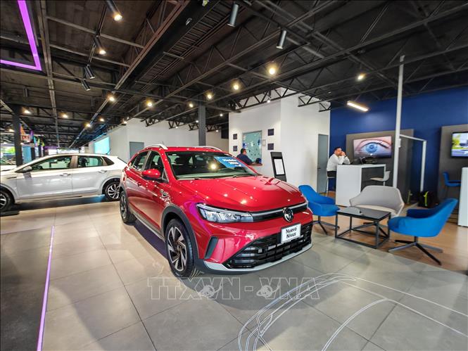 Mẫu xe mới được trưng bày tại showroom của hãng Volkswagen ở thủ đô Mexico City. Ảnh: Phương Lan - PV TTXVN tại Mexico 