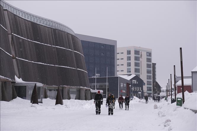 Người dân tại thành phố Nuuk, Greenland. Ảnh: THX/TTXVN