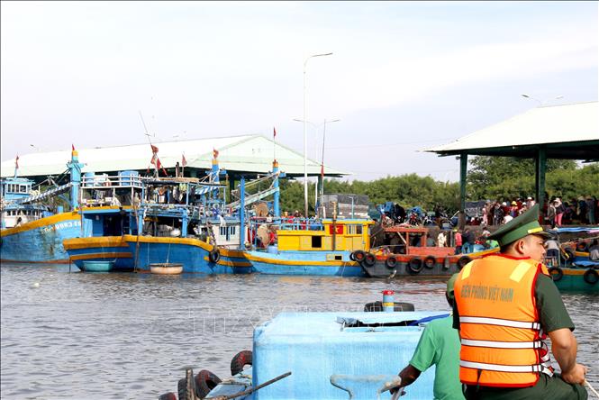 Border guards in Phu Thuy ward take regular patrols to control the entry-exit of fishing boats. VNA Photo: Nguyễn Thanh 