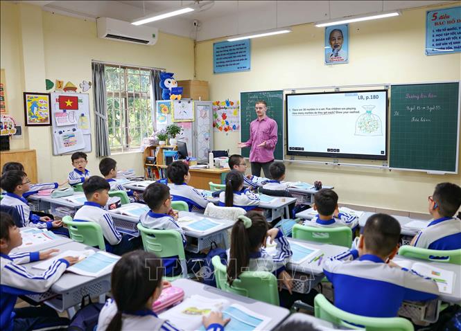 Tiếp tục nâng cao chất lượng dạy và học ngoại ngữ trong nhà trường, đến năm học 2024 - 2025, 100% cơ sở giáo dục đã triển khai dạy tiếng Anh bắt buộc ở lớp 3, lớp 4 và lớp 5. Ảnh: Thanh Tùng - TTXVN 