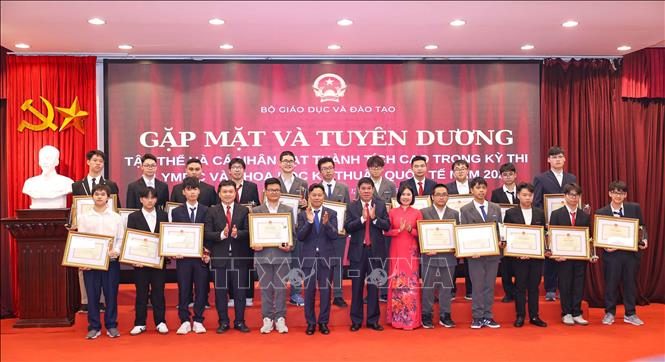 Đội tuyển Olympic Hóa học quốc tế giai đoạn 2021 - 2025 có 20 lượt thí sinh đã xuất sắc giành 20/20 huy chương, trong đó có 17 Huy chương Vàng, 3 Huy chương Bạc, luôn duy trì top 10 nước có thành tích tốt nhất tham dự Olympic Hóa học quốc tế. Nhiều năm liền, Việt Nam thuộc nhóm 10 quốc gia có kết quả tốt nhất tại các kỳ thi Olympic Toán học, Vật lí, Hóa học, Sinh học và Tin học trên toàn thế giới. Ảnh: Thanh Tùng - TTXVN