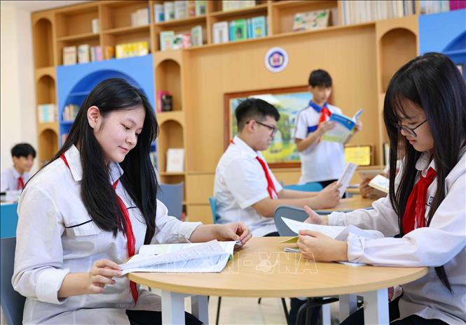 Chương trình giáo dục phổ thông mới được triển khai từ lớp 1 đến lớp 12, chuyển trọng tâm sang phát triển phẩm chất, năng lực, tạo điều kiện để giáo viên đổi mới phương pháp, học sinh phát huy tính chủ động, sáng tạo và năng lực ứng dụng. Ảnh: Thanh Tùng - TTXVN