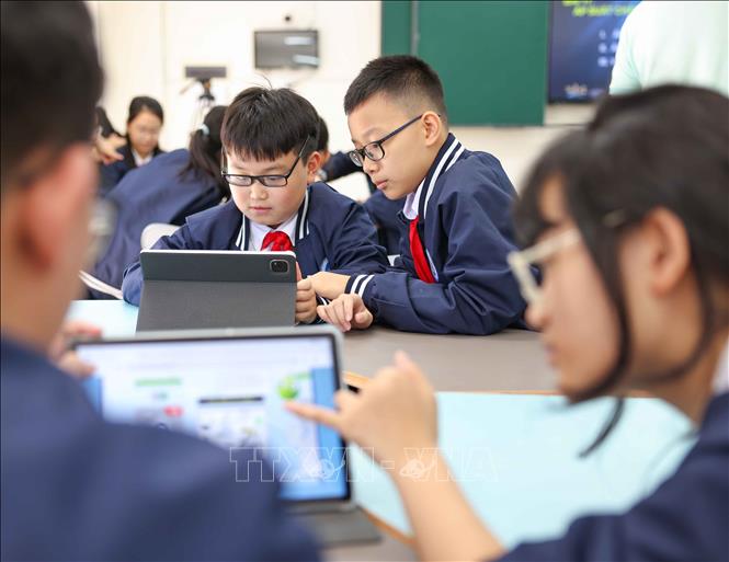 Nghị quyết của Quốc hội về các cơ chế, chính sách đặc thù, vượt trội để đột phá phát triển GD-ĐT đã đề xuất một số chính sách lớn về phát triển nguồn nhân lực ngành Giáo dục; phát triển chương trình giáo dục; chuyển đổi số và hợp tác quốc tế trong lĩnh vực GD-ĐT; hỗ trợ người học và đào tạo nhân lực trình độ cao; ưu đãi đầu tư cho GD-ĐT. Ảnh: Thanh Tùng - TTXVN